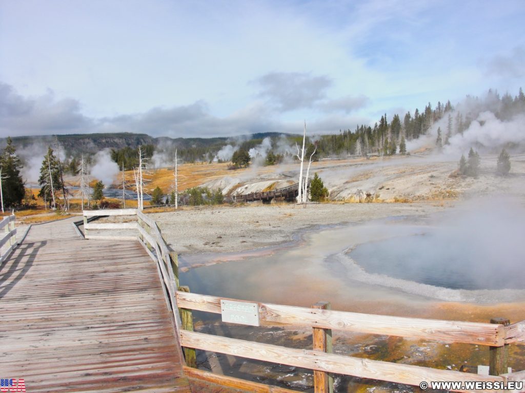 Yellowstone-Nationalpark. Crested Pool in der Old Faithful Area - Upper Geyser Basin South Section. - Old Faithful Area, Upper Geyser Basin South Section, Crested Pool - (Three River Junction, Yellowstone National Park, Wyoming, Vereinigte Staaten)