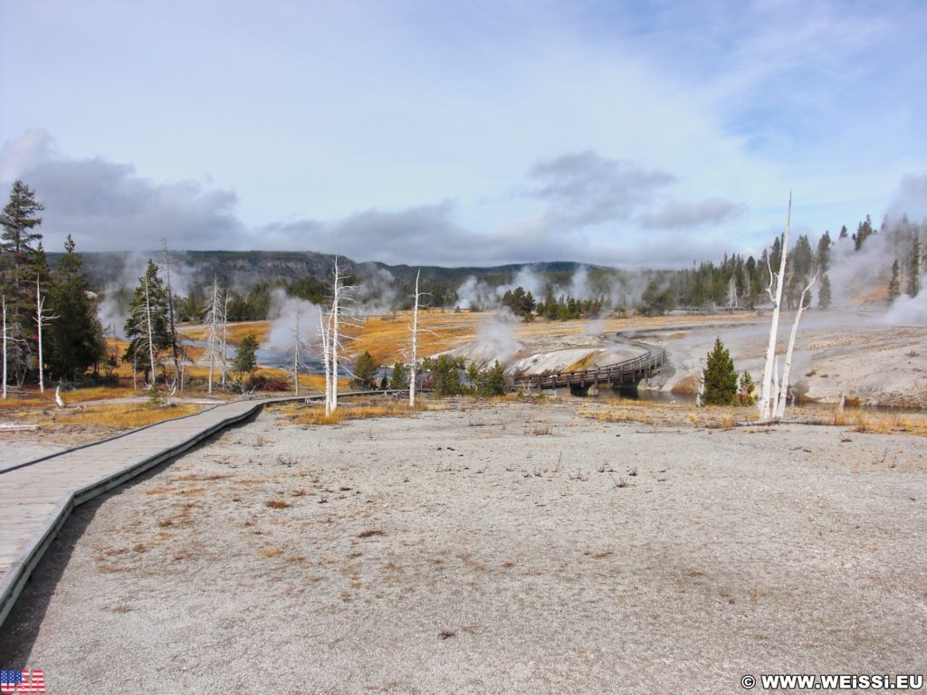 Yellowstone-Nationalpark. Old Faithful Area - Upper Geyser Basin South Section. - Firehole River, Old Faithful Area, Upper Geyser Basin South Section - (Three River Junction, Yellowstone National Park, Wyoming, Vereinigte Staaten)