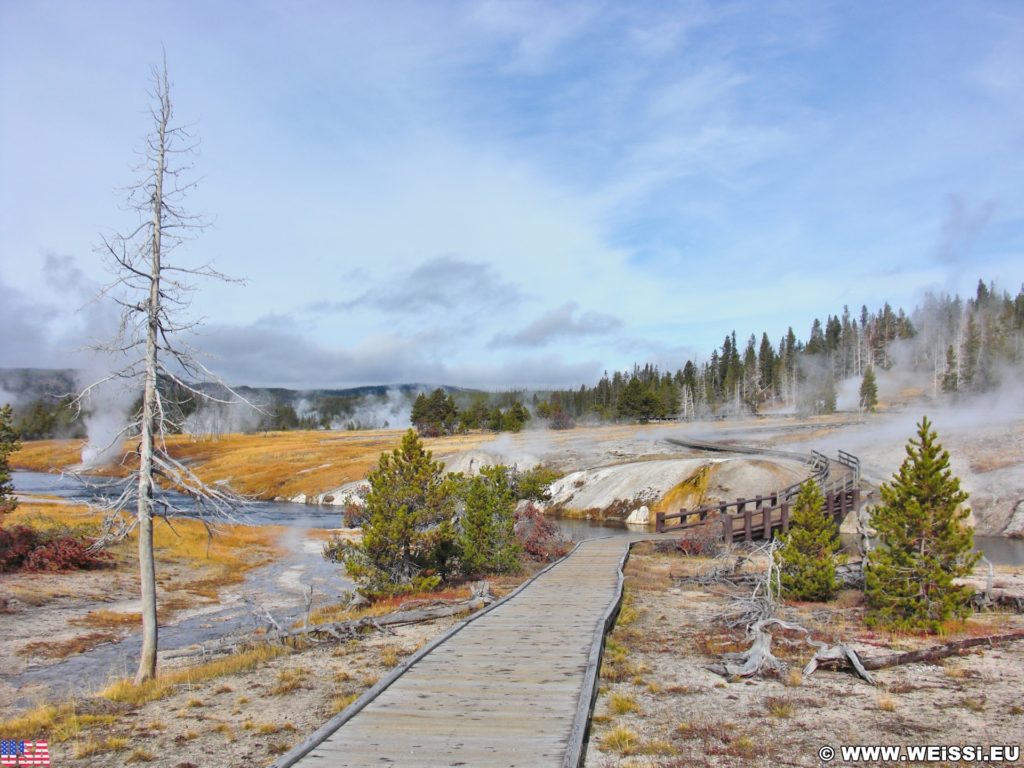 Yellowstone-Nationalpark. Old Faithful Area - Upper Geyser Basin South Section. - Firehole River, Old Faithful Area, Upper Geyser Basin South Section - (Three River Junction, Yellowstone National Park, Wyoming, Vereinigte Staaten)