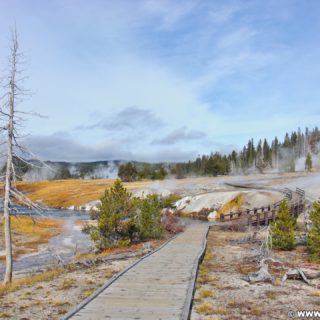 Yellowstone-Nationalpark. Old Faithful Area - Upper Geyser Basin South Section. - Firehole River, Old Faithful Area, Upper Geyser Basin South Section - (Three River Junction, Yellowstone National Park, Wyoming, Vereinigte Staaten)