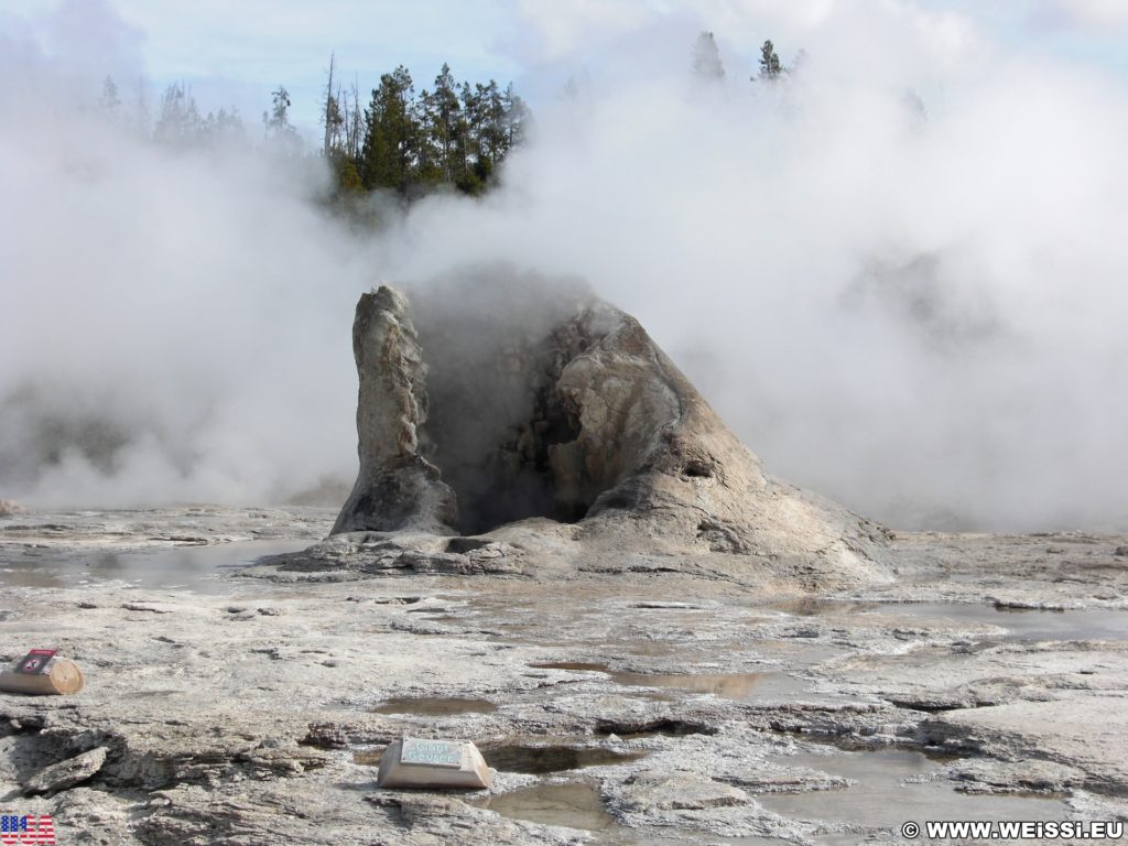 Yellowstone-Nationalpark. Giant Geyser in der Old Faithful Area - Upper Geyser Basin North Section. - Old Faithful Area, Giant Geyser, Upper Geyser Basin North Section - (Three River Junction, Yellowstone National Park, Wyoming, Vereinigte Staaten)