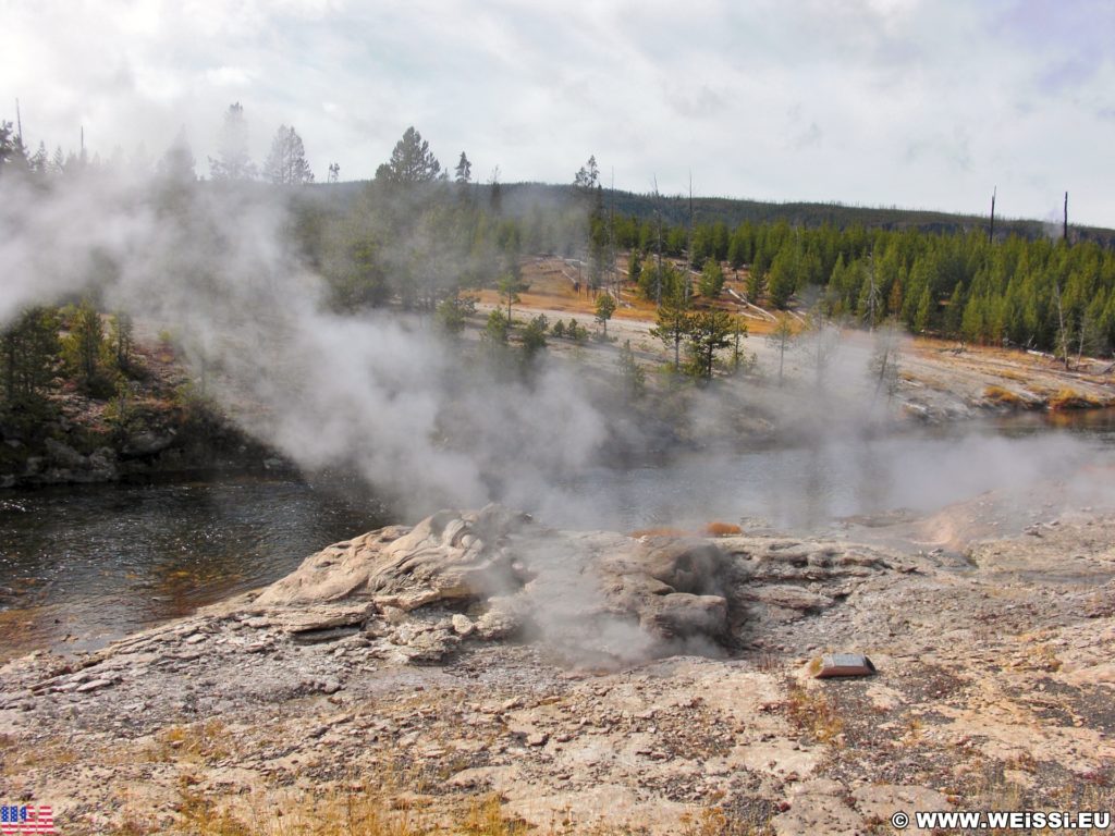 Yellowstone-Nationalpark. Mortar Geyser in der Old Faithful Area - Upper Geyser Basin North Section. - Old Faithful Area, Upper Geyser Basin North Section, Mortar Geyser - (Three River Junction, Yellowstone National Park, Wyoming, Vereinigte Staaten)