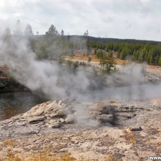 Yellowstone-Nationalpark. Mortar Geyser in der Old Faithful Area - Upper Geyser Basin North Section. - Old Faithful Area, Upper Geyser Basin North Section, Mortar Geyser - (Three River Junction, Yellowstone National Park, Wyoming, Vereinigte Staaten)