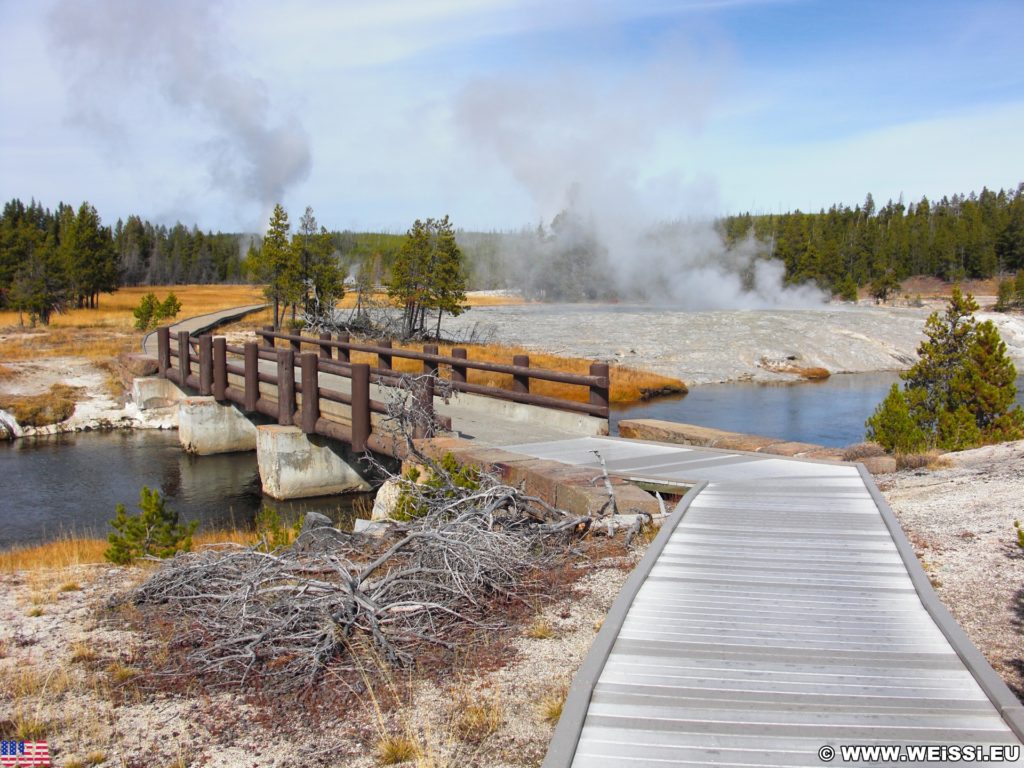 Yellowstone-Nationalpark. Oblong Geyser am Firehole River in der Old Faithful Area - Upper Geyser Basin South Section. - Firehole River, Old Faithful Area, Upper Geyser Basin South Section, Oblong Geyser - (Three River Junction, Yellowstone National Park, Wyoming, Vereinigte Staaten)