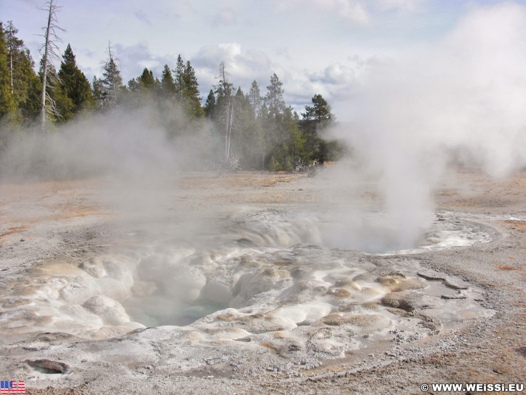 Yellowstone-Nationalpark. Spasmodic Geyser in der Old Faithful Area - Upper Geyser Basin South Section. - Old Faithful Area, Upper Geyser Basin South Section, Spasmodic Geyser - (Three River Junction, Yellowstone National Park, Wyoming, Vereinigte Staaten)