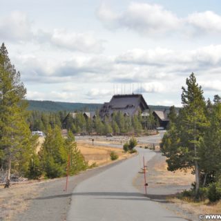 Yellowstone-Nationalpark. Blick auf das Old Faithful in vom Radweg in der Old Faithful Area - Upper Geyser Basin South Section. - Old Faithful Area, Upper Geyser Basin South Section - (Three River Junction, Yellowstone National Park, Wyoming, Vereinigte Staaten)