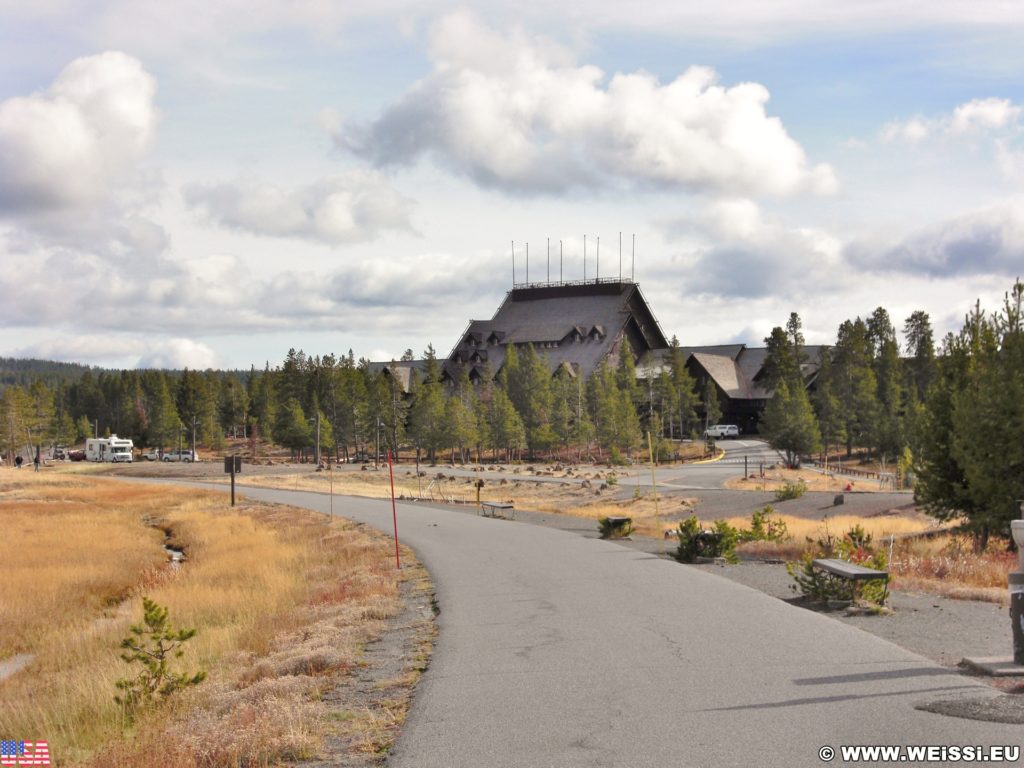 Yellowstone-Nationalpark. Blick auf das Old Faithful in vom Radweg in der Old Faithful Area - Upper Geyser Basin South Section. - Old Faithful Area, Upper Geyser Basin South Section - (Three River Junction, Yellowstone National Park, Wyoming, Vereinigte Staaten)