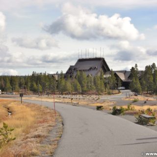 Yellowstone-Nationalpark. Blick auf das Old Faithful in vom Radweg in der Old Faithful Area - Upper Geyser Basin South Section. - Old Faithful Area, Upper Geyser Basin South Section - (Three River Junction, Yellowstone National Park, Wyoming, Vereinigte Staaten)