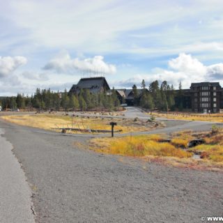 Yellowstone-Nationalpark. Blick auf das Old Faithful in vom Radweg in der Old Faithful Area - Upper Geyser Basin South Section. - Old Faithful Area, Upper Geyser Basin South Section - (Three River Junction, Yellowstone National Park, Wyoming, Vereinigte Staaten)