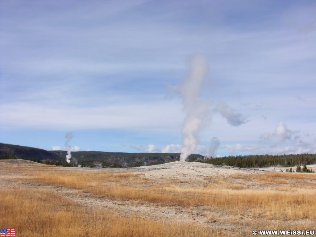 Yellowstone-Nationalpark. Old Faithful Geyser- Upper Geyser Basin South Section. - Old Faithful Area, Upper Geyser Basin South Section, Old Faithful Geyser - (Three River Junction, Yellowstone National Park, Wyoming, Vereinigte Staaten)