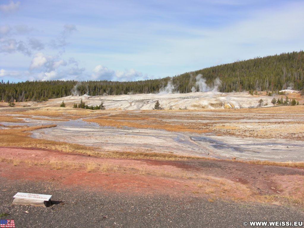 Yellowstone-Nationalpark. Geyser Hill gesehen vom Zugang zum Old Faithful in der Old Faithful Area - Upper Geyser Basin South Section. - Old Faithful Area, Upper Geyser Basin South Section, Geyser Hill - (Three River Junction, Yellowstone National Park, Wyoming, Vereinigte Staaten)