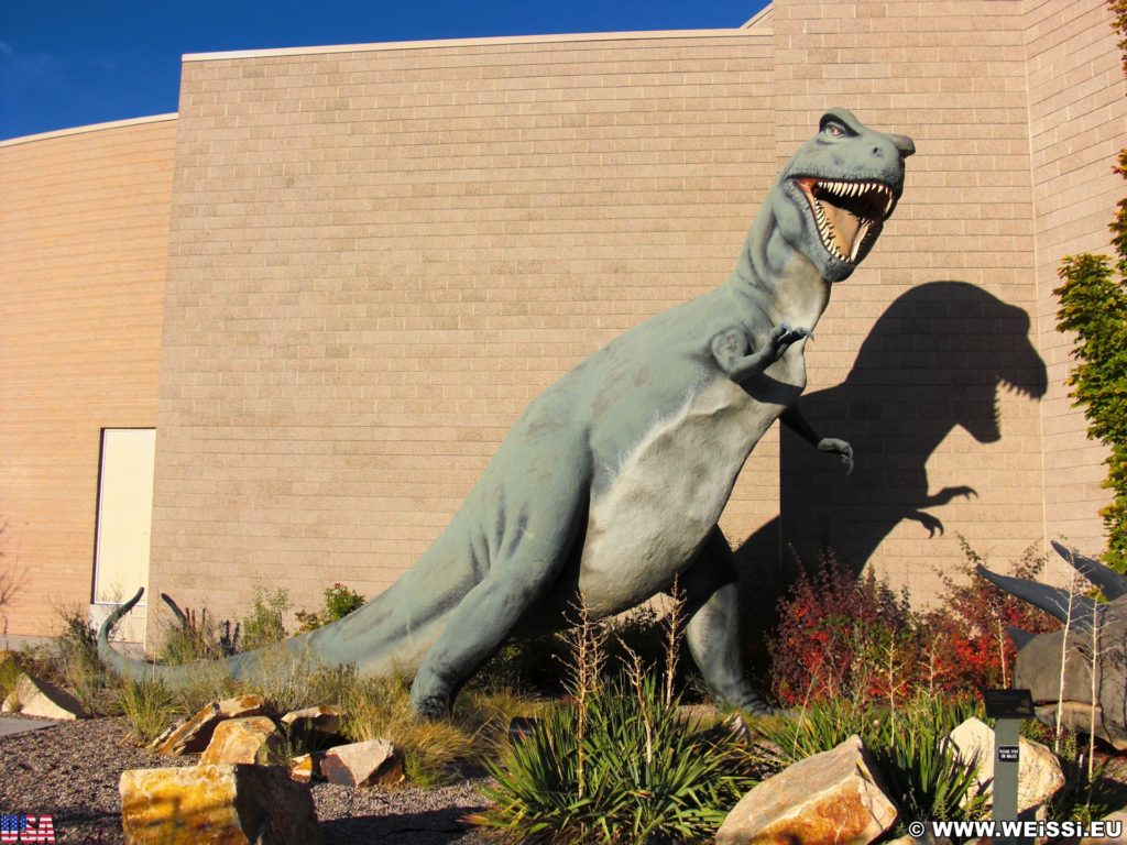 Vernal - Dinoland. T-Rex im State Park Museum von Vernal. - Tier, Skulptur, Statue, Dinosaurier, Tyrannosaurus rex, T-Rex, Coelurosauria, Tyrannosaurus - (Vernal, Utah, Vereinigte Staaten)