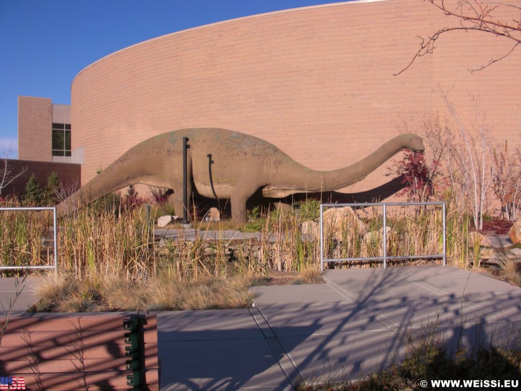 Vernal - Dinoland. Diplodocus im State Park Museum in Vernal. - Tier, Skulptur, Statue, Dinosaurier, Diplodocus, Sauropoden - (Vernal, Utah, Vereinigte Staaten)