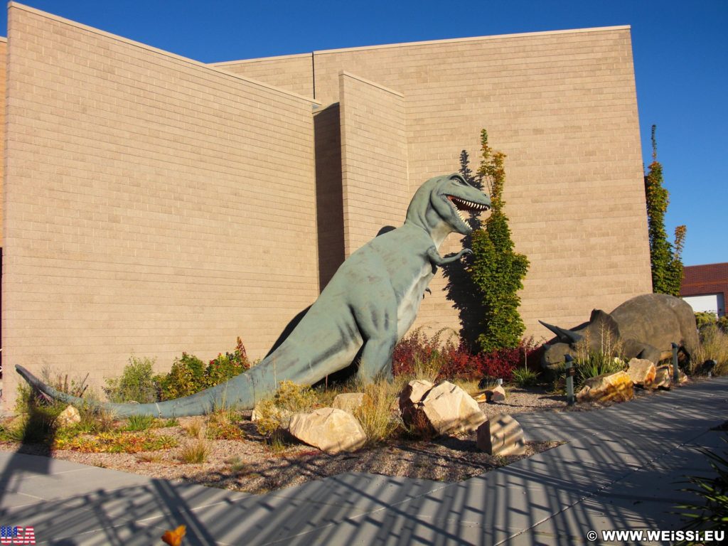 Vernal - Dinoland. T-Rex im State Park Museum von Vernal. - Tier, Skulptur, Statue, Dinosaurier, Tyrannosaurus rex, T-Rex, Coelurosauria, Tyrannosaurus - (Vernal, Utah, Vereinigte Staaten)