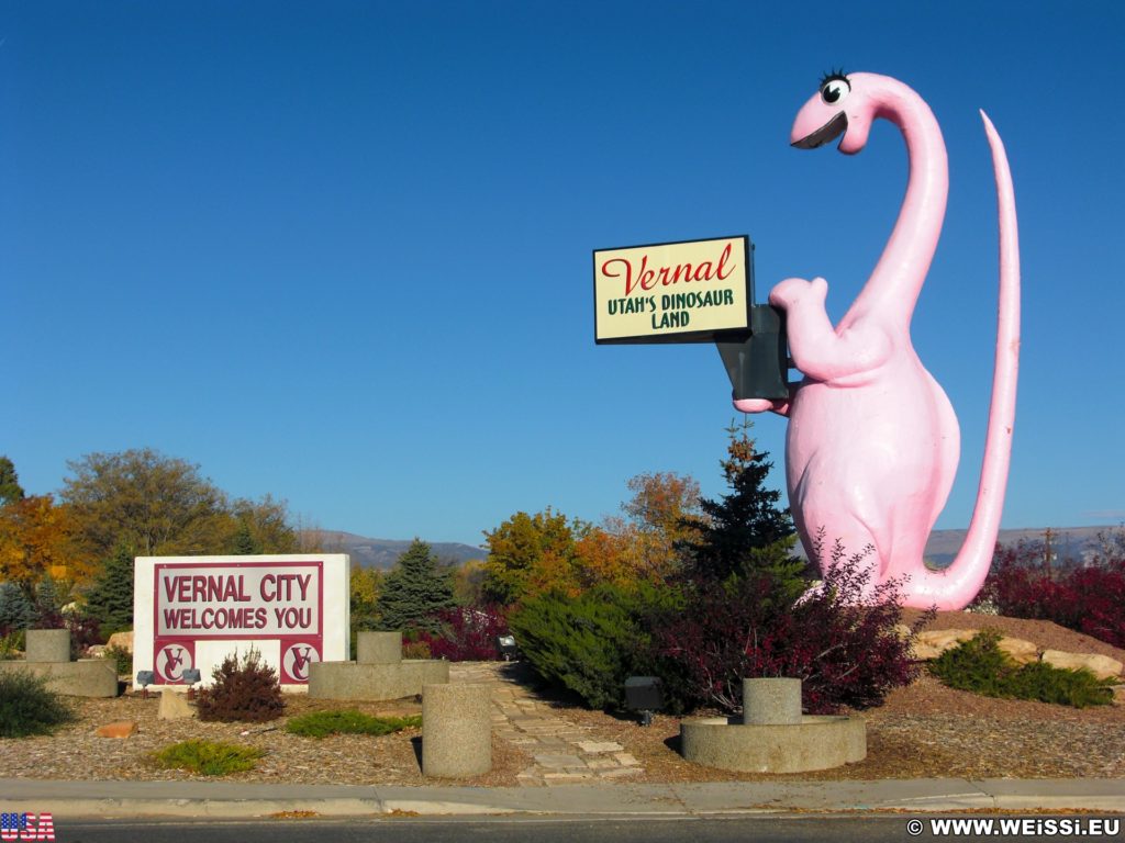 Vernal - Dinoland. Dinah the Pink Dinosaur ist eine Statue aus Fiberglas und gleichzeit ein Willkommensschild an der Osteinfahrt in Vernal. Die Skulptur wiegt 1905 kg.. - Tier, Skulptur, Statue, Dinosaurier, Dinah the Pink Dinosaur, Pink - (Vernal, Utah, Vereinigte Staaten)