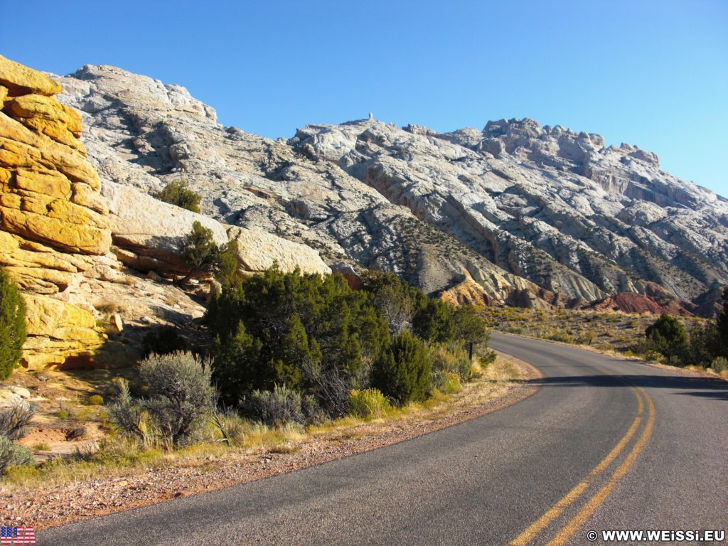 Dinosaur National Monument. On the Road. - Strasse, Landschaft, Panorama, Berge, Büsche, Felsformationen, Split Mountain Group - (Jensen, Utah, Vereinigte Staaten)