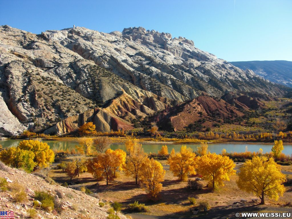 Dinosaur National Monument. Split Mountain Group Campground am Ufer des Green River. - Landschaft, Bäume, Panorama, Fluss, Campingplatz, Wasser, Berge, Green River, Herbst, Laub, Split Mountain - (Jensen, Utah, Vereinigte Staaten)