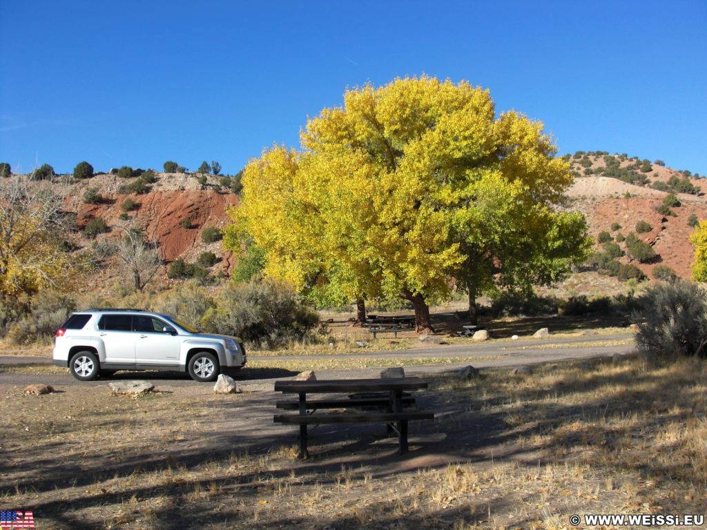 Dinosaur National Monument. Split Mountain Group Campground am Ufer des Green River. - Auto, Bäume, Tisch, Campingplatz, Bank, GMC Terrain, KFZ, Laub, Split Mountain Campground - (Jensen, Utah, Vereinigte Staaten)