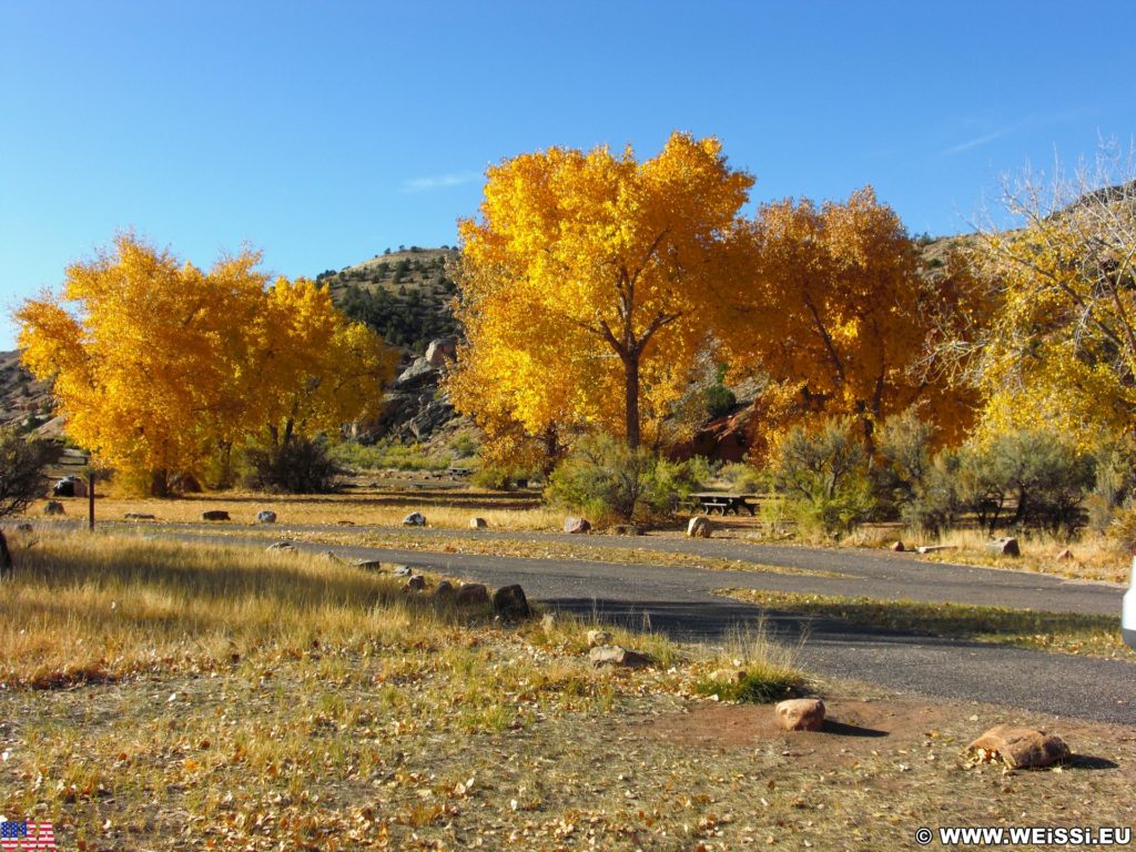 Dinosaur National Monument. Split Mountain Group Campground am Ufer des Green River. - Bäume, Campingplatz, Laub, Split Mountain Campground - (Jensen, Utah, Vereinigte Staaten)