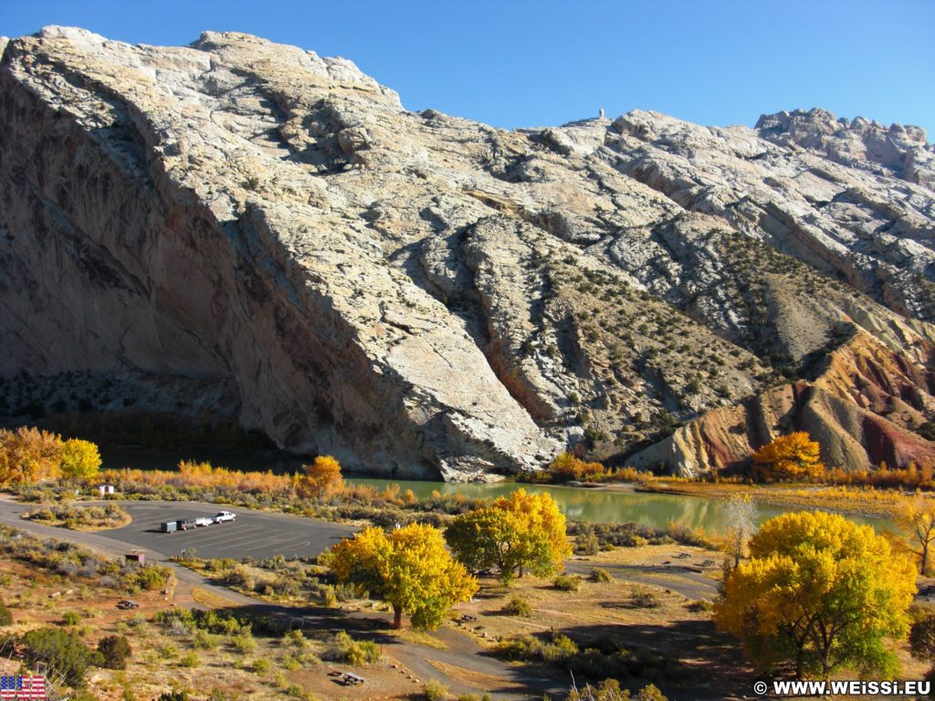 Dinosaur National Monument. Split Mountain Group Campground am Ufer des Green River. - Landschaft, Bäume, Panorama, Fluss, Campingplatz, Wasser, Berge, Green River, Herbst, Laub, Split Mountain - (Jensen, Utah, Vereinigte Staaten)