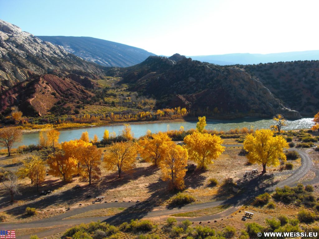 Dinosaur National Monument. Split Mountain Group Campground am Ufer des Green River. - Landschaft, Bäume, Panorama, Fluss, Campingplatz, Wasser, Berge, Green River, Herbst, Laub, Split Mountain - (Jensen, Utah, Vereinigte Staaten)