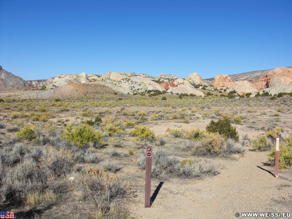 Dinosaur National Monument. Ausgangspunkt zum Sound of Silence Rundwanderweg. - Landschaft, Panorama, Weg, Berge, Sandsteinformation, Sound of Silence Trailhead, Wanderweg - (Jensen, Utah, Vereinigte Staaten)