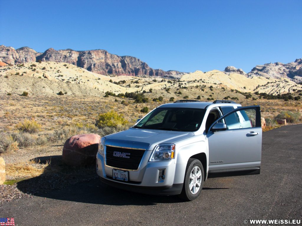 Dinosaur National Monument. Ausgangspunkt zum Sound of Silence Rundwanderweg. - Auto, Landschaft, Panorama, Weg, GMC Terrain, Berge, KFZ, Sandsteinformation, Sound of Silence Trailhead, Wanderweg - (Jensen, Utah, Vereinigte Staaten)