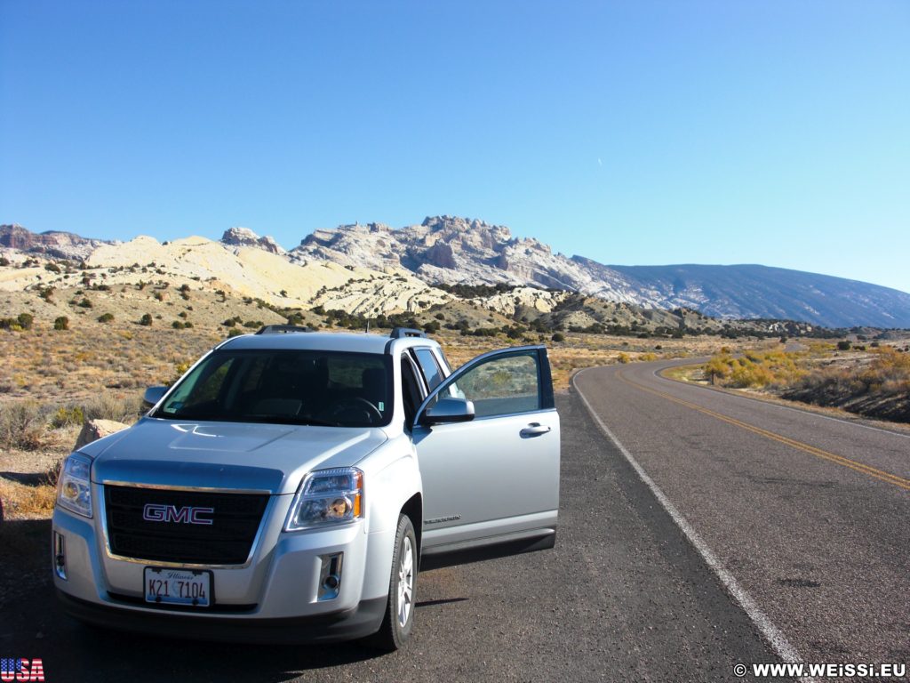 Dinosaur National Monument. Ausgangspunkt zum Sound of Silence Rundwanderweg. - Auto, Landschaft, Panorama, Weg, GMC Terrain, Berge, KFZ, Sandsteinformation, Sound of Silence Trailhead, Wanderweg - (Jensen, Utah, Vereinigte Staaten)