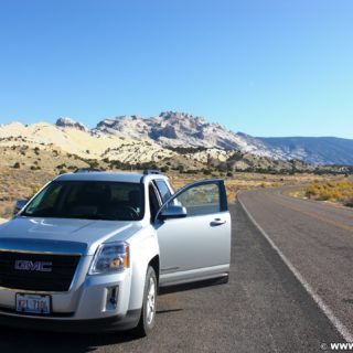 Dinosaur National Monument. Ausgangspunkt zum Sound of Silence Rundwanderweg. - Auto, Landschaft, Panorama, Weg, GMC Terrain, Berge, KFZ, Sandsteinformation, Sound of Silence Trailhead, Wanderweg - (Jensen, Utah, Vereinigte Staaten)