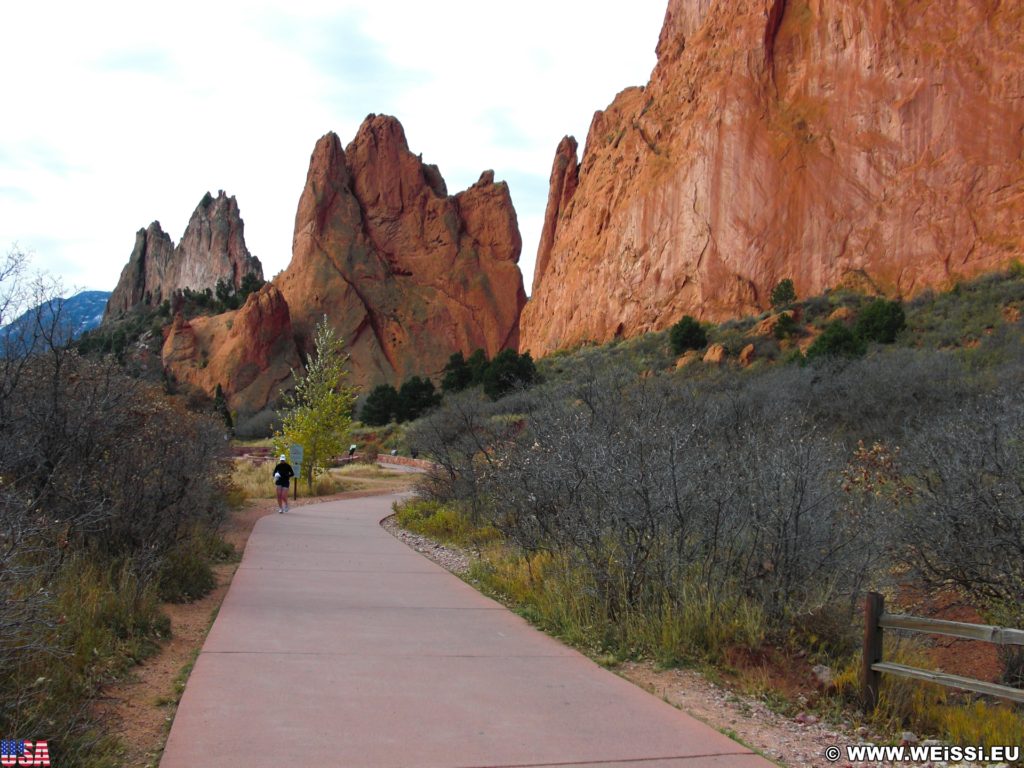 Garden of the Gods - Central Garden Trail. Am Central Garden Trail finden sich viele schöne Motive. Hier im Bild: Kindergarten- und South Gateway Rock. - Sehenswürdigkeit, Sandstein, Sandsteinformationen, Park, Weg, Ausflugsziel, Garten der Götter, Naturpark, sehenswert, Kindergarten Rock, South Gateway Rock, Central Garden Trail, Läufer - (Glen Eyrie, Colorado Springs, Colorado, Vereinigte Staaten)