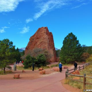 Garden of the Gods - Central Garden Trail. Am Central Garden Trail finden sich viele schöne Motive. Hier im Bild: Sentinel Rock. - Sehenswürdigkeit, Felsformation, Sandstein, Sandsteinformationen, Park, Sandsteinformation, Ausflugsziel, Garten der Götter, Naturpark, sehenswert, Central Garden Trail, Sentinel Rock - (Glen Eyrie, Colorado Springs, Colorado, Vereinigte Staaten)