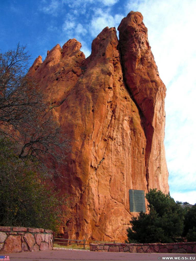 Garden of the Gods - Central Garden Trail. Am Central Garden Trail finden sich viele schöne Motive. Hier im Bild: Eine Gedenktafel an den Gönner der Parkanlage mit folgender Aufschrift: The Garden of the Gods given to the City of Colorado Springs in 1909 by the children of Charles Elliott Perkins in fulfilment of his wish that it be kept forever free to the public.. - Schild, Sehenswürdigkeit, Tafel, Gedenktafel, Sandstein, Sandsteinformationen, Park, Ausflugsziel, Garten der Götter, Naturpark, sehenswert, Central Garden Trail - (Glen Eyrie, Colorado Springs, Colorado, Vereinigte Staaten)