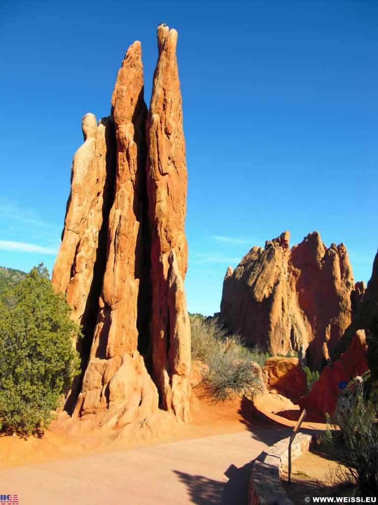 Garden of the Gods - Central Garden Trail. Am Central Garden Trail finden sich viele schöne Motive. Hier im Bild die Three Graces. - Sehenswürdigkeit, Felsformation, Sandstein, Sandsteinformationen, Park, Ausflugsziel, Garten der Götter, Naturpark, sehenswert, Central Garden Trail, Three Graces - (Glen Eyrie, Colorado Springs, Colorado, Vereinigte Staaten)