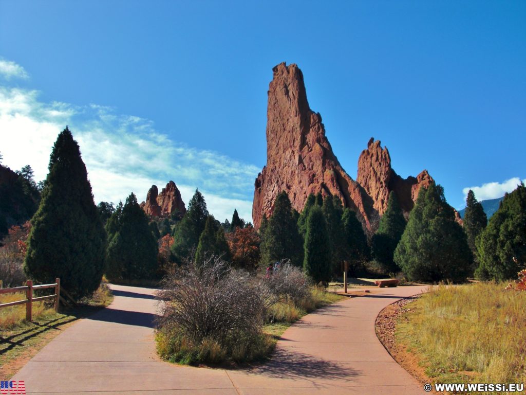 Garden of the Gods - Central Garden Trail. Am Central Garden Trail finden sich viele schöne Motive. Hier im Bild die Cathedral Spires. - Sehenswürdigkeit, Felsformation, Sandstein, Sandsteinformationen, Park, Sandsteinformation, Ausflugsziel, Garten der Götter, Naturpark, sehenswert, Central Garden Trail, Cathedral Spires - (Glen Eyrie, Colorado Springs, Colorado, Vereinigte Staaten)