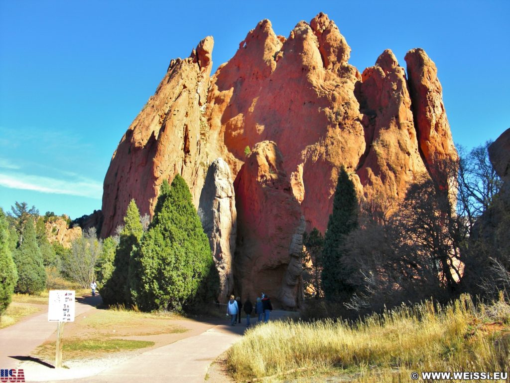 Garden of the Gods - Central Garden Trail. Am Central Garden Trail finden sich viele schöne Motive. Hier im Bild: North Gateway- und Sentinel Rock.. - Sehenswürdigkeit, Sandstein, Sandsteinformationen, Park, Ausflugsziel, Garten der Götter, Naturpark, sehenswert, North Gateway Rock, Central Garden Trail, Sentinel Rock - (Glen Eyrie, Colorado Springs, Colorado, Vereinigte Staaten)