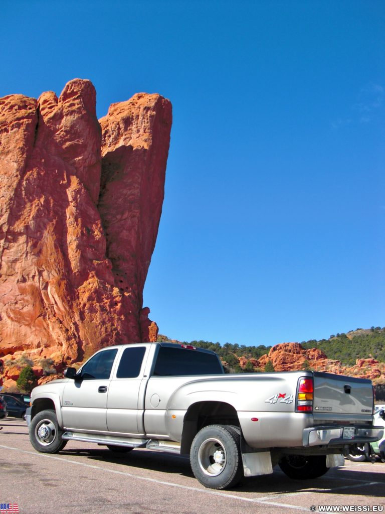 Garden of the Gods. Tower of Babel vom Hauptparkplatz. - Auto, Sehenswürdigkeit, Sandstein, Sandsteinformationen, Park, Pickup, KFZ, Ausflugsziel, Garten der Götter, Naturpark, sehenswert, Tower of Babel - (Glen Eyrie, Colorado Springs, Colorado, Vereinigte Staaten)