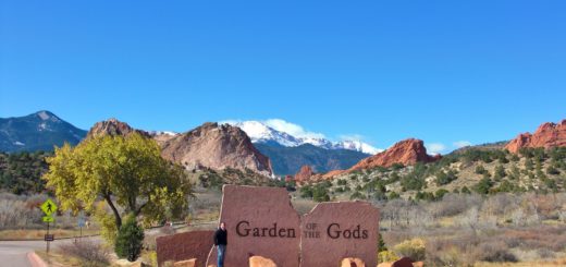 Garden of the Gods. Schild am Haupteingang des Parks. Im Hintergrund sieht man den mit Schnee bedeckten Gipfel des Pikes Peak. - Schild, Sehenswürdigkeit, Tafel, Einfahrtsschild, Sandstein, Sandsteinformationen, Park, Ausflugsziel, Garten der Götter, Naturpark, sehenswert, Kindergarten Rock, Pikes Peak - WEISSINGER Andreas - (Glen Eyrie, Colorado Springs, Colorado, Vereinigte Staaten)