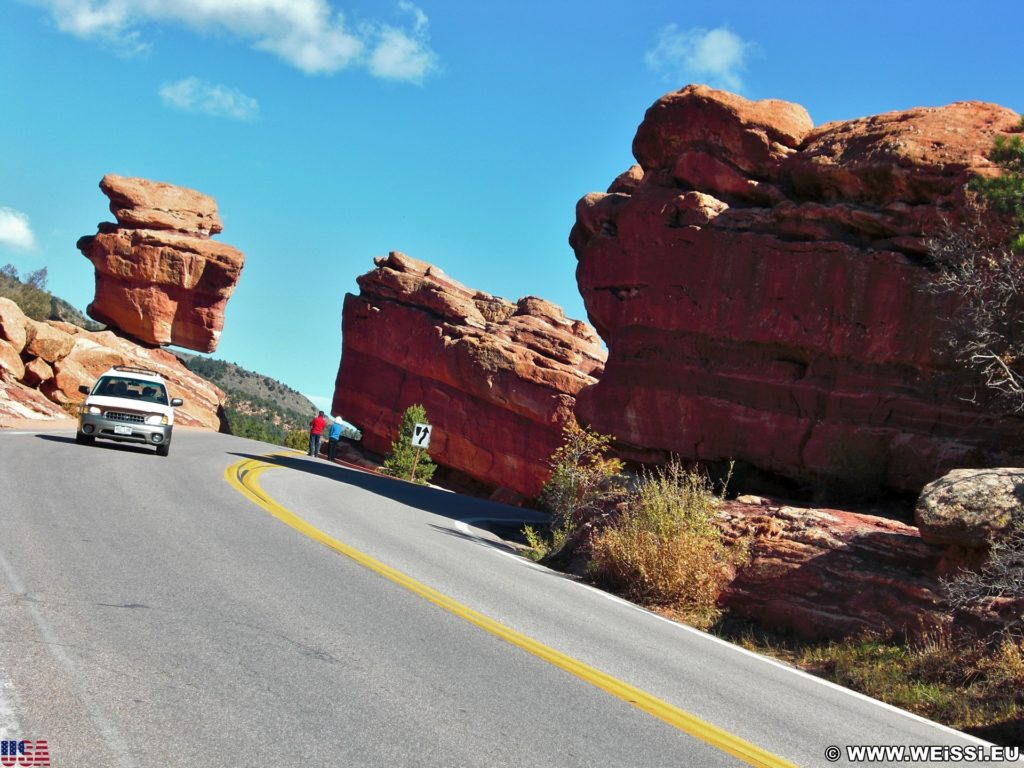 Garden of the Gods. Balanced Rock ist eine natürlich vorkommende geologische Formation und daher ein beliebtes Fotomotiv. - Strasse, Auto, Sehenswürdigkeit, Felsformation, Sandstein, Sandsteinformationen, Steine, Balanced Rock, Park, KFZ, Sandsteinformation, Ausflugsziel, Garten der Götter, Naturpark, sehenswert - (Manitou Springs, Colorado, Vereinigte Staaten)