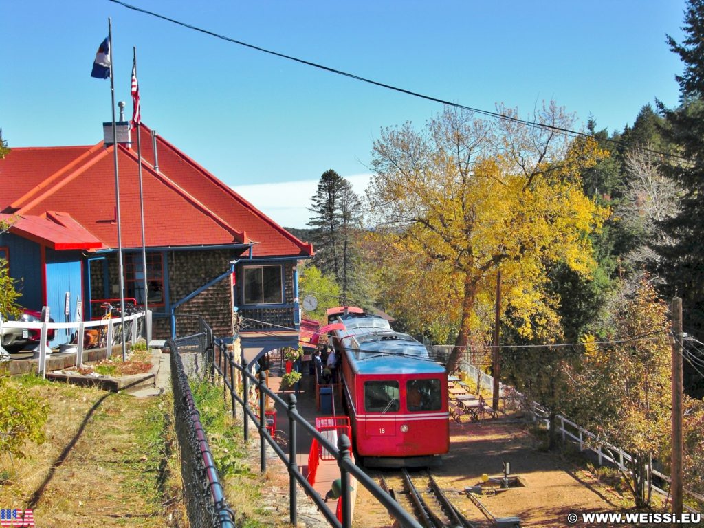 Manitou and Pikes Peak Railway. Eine Fahrt mit der Manitou and Pikes Peak Cog Railway auf den 4301m hohen Hausberg der Stadt endet mit einem spektakulären Rundumblick über die Rockies. Alternativ führt auch eine Autostraße auf den Gipfel.. - Eisenbahn, Pikes Peak, Bahn, Manitou and Pikes Peak Railway, Pikes Peak Cog Railway, Zahnradbahn - (Manitou Springs, Colorado, Vereinigte Staaten)