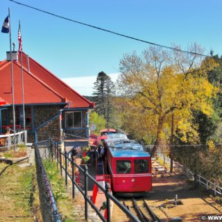 Manitou and Pikes Peak Railway. Eine Fahrt mit der Manitou and Pikes Peak Cog Railway auf den 4301m hohen Hausberg der Stadt endet mit einem spektakulären Rundumblick über die Rockies. Alternativ führt auch eine Autostraße auf den Gipfel.. - Eisenbahn, Pikes Peak, Bahn, Manitou and Pikes Peak Railway, Pikes Peak Cog Railway, Zahnradbahn - (Manitou Springs, Colorado, Vereinigte Staaten)