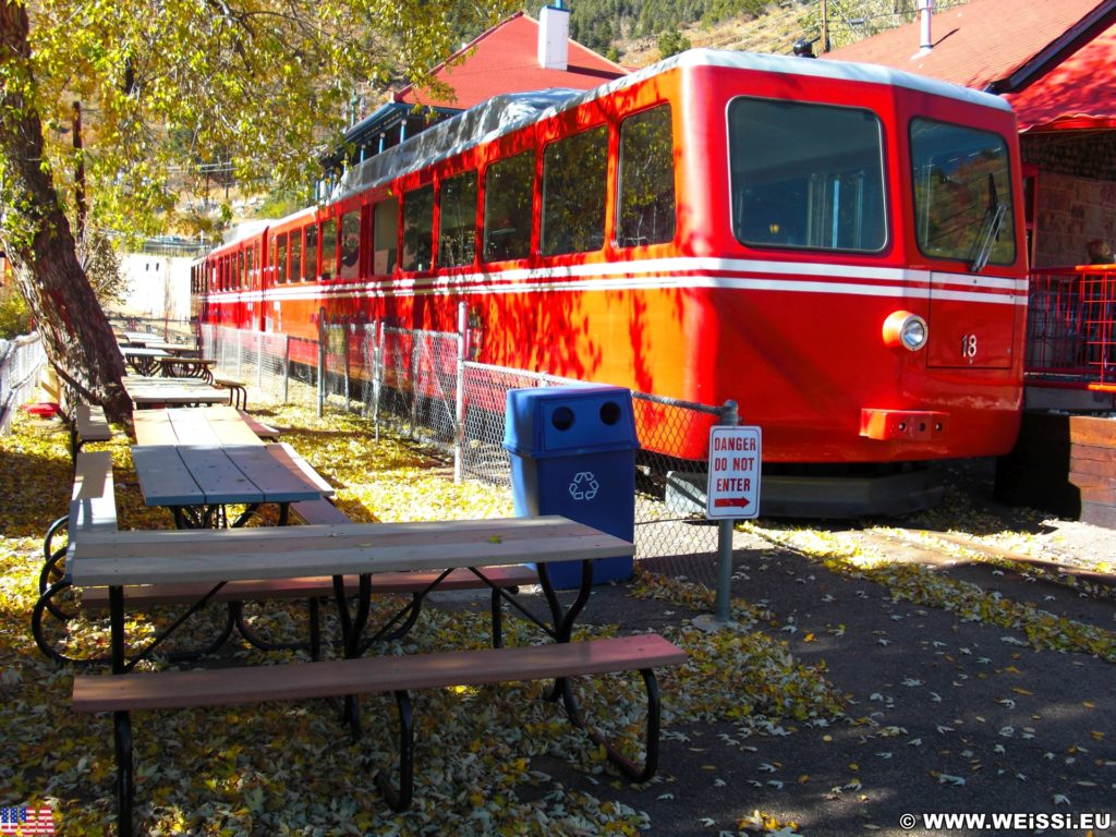 Manitou and Pikes Peak Railway. Eine Fahrt mit der Manitou and Pikes Peak Cog Railway auf den 4301m hohen Hausberg der Stadt endet mit einem spektakulären Rundumblick über die Rockies. Alternativ führt auch eine Autostraße auf den Gipfel.. - Eisenbahn, Pikes Peak, Bahn, Manitou and Pikes Peak Railway, Pikes Peak Cog Railway, Zahnradbahn - (Manitou Springs, Colorado, Vereinigte Staaten)