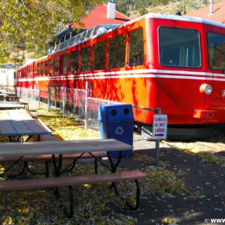 Manitou and Pikes Peak Railway. Eine Fahrt mit der Manitou and Pikes Peak Cog Railway auf den 4301m hohen Hausberg der Stadt endet mit einem spektakulären Rundumblick über die Rockies. Alternativ führt auch eine Autostraße auf den Gipfel.. - Eisenbahn, Pikes Peak, Bahn, Manitou and Pikes Peak Railway, Pikes Peak Cog Railway, Zahnradbahn - (Manitou Springs, Colorado, Vereinigte Staaten)