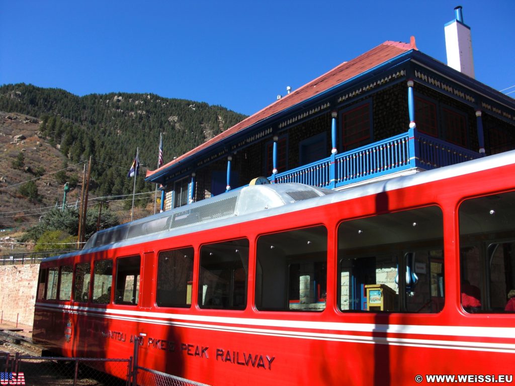 Manitou and Pikes Peak Railway. Eine Fahrt mit der Manitou and Pikes Peak Cog Railway auf den 4301m hohen Hausberg der Stadt endet mit einem spektakulären Rundumblick über die Rockies. Alternativ führt auch eine Autostraße auf den Gipfel.. - Eisenbahn, Pikes Peak, Bahn, Manitou and Pikes Peak Railway, Pikes Peak Cog Railway, Zahnradbahn - (Manitou Springs, Colorado, Vereinigte Staaten)