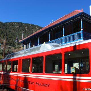 Manitou and Pikes Peak Railway. Eine Fahrt mit der Manitou and Pikes Peak Cog Railway auf den 4301m hohen Hausberg der Stadt endet mit einem spektakulären Rundumblick über die Rockies. Alternativ führt auch eine Autostraße auf den Gipfel.. - Eisenbahn, Pikes Peak, Bahn, Manitou and Pikes Peak Railway, Pikes Peak Cog Railway, Zahnradbahn - (Manitou Springs, Colorado, Vereinigte Staaten)