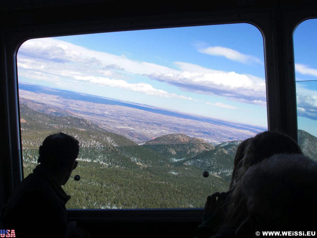 Manitou and Pikes Peak Railway. Eine Fahrt mit der Manitou and Pikes Peak Cog Railway auf den 4301m hohen Hausberg der Stadt endet mit einem spektakulären Rundumblick über die Rockies. Alternativ führt auch eine Autostraße auf den Gipfel.. - Eisenbahn, Pikes Peak, Bahn, Manitou and Pikes Peak Railway, Pikes Peak Cog Railway, Zahnradbahn - (Old Mountain View (historical), Cascade, Colorado, Vereinigte Staaten)