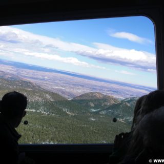 Manitou and Pikes Peak Railway. Eine Fahrt mit der Manitou and Pikes Peak Cog Railway auf den 4301m hohen Hausberg der Stadt endet mit einem spektakulären Rundumblick über die Rockies. Alternativ führt auch eine Autostraße auf den Gipfel.. - Eisenbahn, Pikes Peak, Bahn, Manitou and Pikes Peak Railway, Pikes Peak Cog Railway, Zahnradbahn - (Old Mountain View (historical), Cascade, Colorado, Vereinigte Staaten)