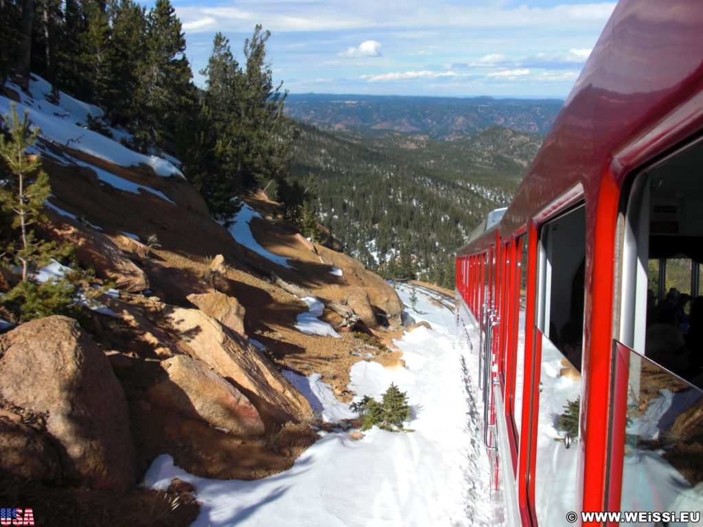 Manitou and Pikes Peak Railway. Eine Fahrt mit der Manitou and Pikes Peak Cog Railway auf den 4301m hohen Hausberg der Stadt endet mit einem spektakulären Rundumblick über die Rockies. Alternativ führt auch eine Autostraße auf den Gipfel.. - Eisenbahn, Pikes Peak, Bahn, Manitou and Pikes Peak Railway, Pikes Peak Cog Railway, Zahnradbahn - (Old Mountain View (historical), Cascade, Colorado, Vereinigte Staaten)