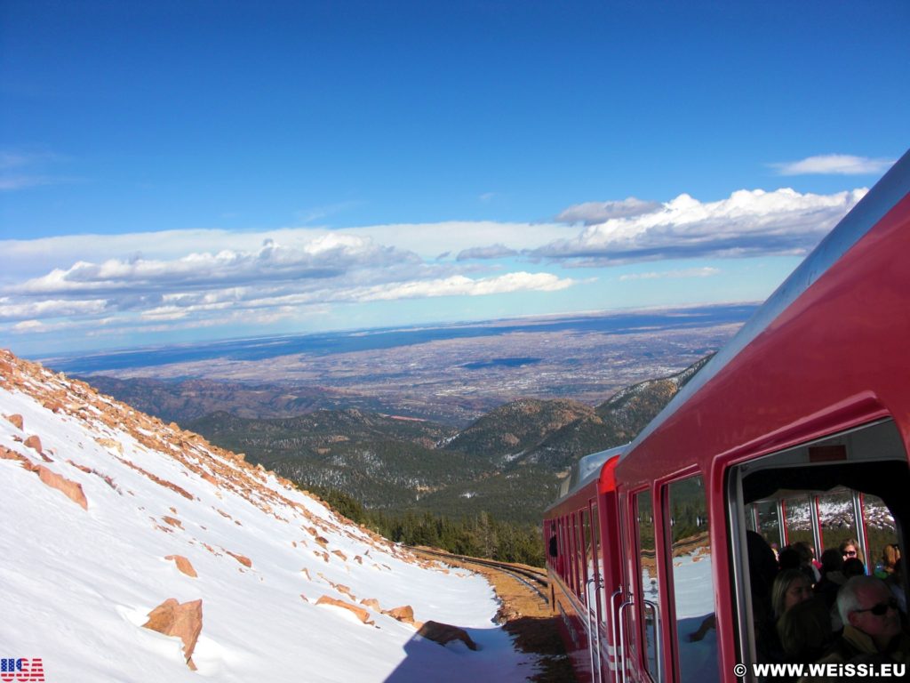 Manitou and Pikes Peak Railway. Eine Fahrt mit der Manitou and Pikes Peak Cog Railway auf den 4301m hohen Hausberg der Stadt endet mit einem spektakulären Rundumblick über die Rockies. Alternativ führt auch eine Autostraße auf den Gipfel.. - Eisenbahn, Pikes Peak, Bahn, Manitou and Pikes Peak Railway, Pikes Peak Cog Railway, Zahnradbahn - (Old Mountain View (historical), Cascade, Colorado, Vereinigte Staaten)