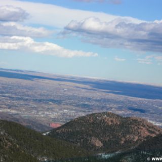 Manitou and Pikes Peak Railway. Eine Fahrt mit der Manitou and Pikes Peak Cog Railway auf den 4301m hohen Hausberg der Stadt endet mit einem spektakulären Rundumblick über die Rockies. Alternativ führt auch eine Autostraße auf den Gipfel.. - Eisenbahn, Pikes Peak, Bahn, Manitou and Pikes Peak Railway, Pikes Peak Cog Railway, Zahnradbahn - (Old Mountain View (historical), Cascade, Colorado, Vereinigte Staaten)