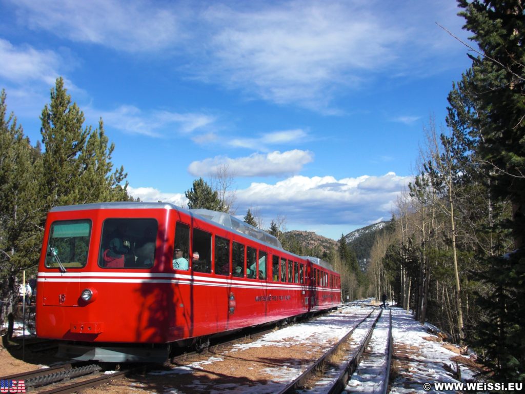 Manitou and Pikes Peak Railway. Eine Fahrt mit der Manitou and Pikes Peak Cog Railway auf den 4301m hohen Hausberg der Stadt endet mit einem spektakulären Rundumblick über die Rockies. Alternativ führt auch eine Autostraße auf den Gipfel.. - Eisenbahn, Pikes Peak, Bahn, Manitou and Pikes Peak Railway, Pikes Peak Cog Railway, Zahnradbahn - (Old Mountain View (historical), Cascade, Colorado, Vereinigte Staaten)